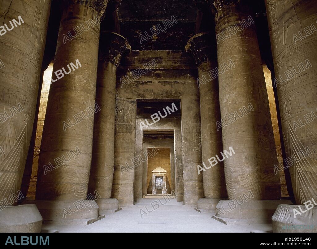 ARTE EGIPCIO. TEMPLO DE HORUS. Templo del periodo ptolemaico de planta nítida, armoniosa y lógica. Vista de la sala hipóstila y del santuario de Horus. Edfú. Egipto.