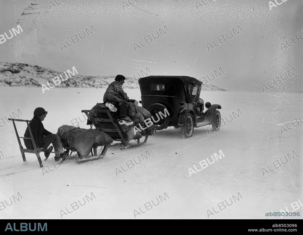 Göteborg - 1929-02-14 - Förnödenheter forslas med bil på isen ut till skärgården - bilen, som är en T-ford från 1926 (med en kylarprydnad som inte är original) som vid tillfället tillhör Göteborgs Sjöfarts och Handelstidning *** Local Caption *** GT - Låda 1929-02. KAMERAREPORTAGE.