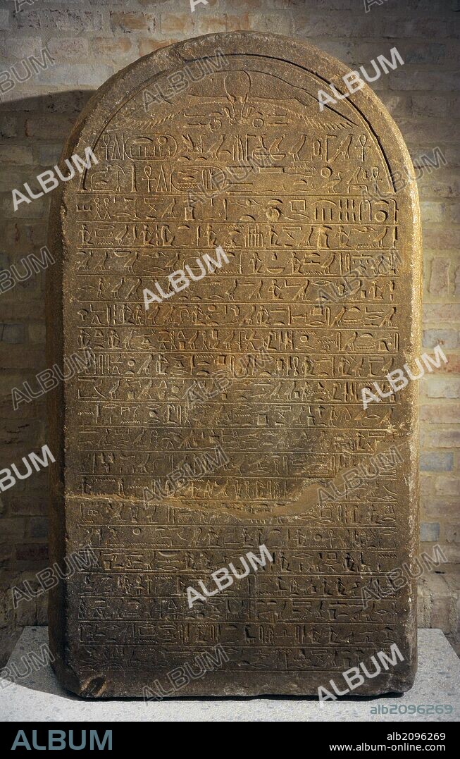 ARTE EGIPCIO. EGIPTO. Estela de la zona fronteriza de Nubia, del faraón Sesostris III. Cuarcita. Hacia el 1860 a. C. Dinastía 12. Semna (Sudan). Africa. Neues Museum (Museo Nuevo). Berlín. Alemania. Europa.