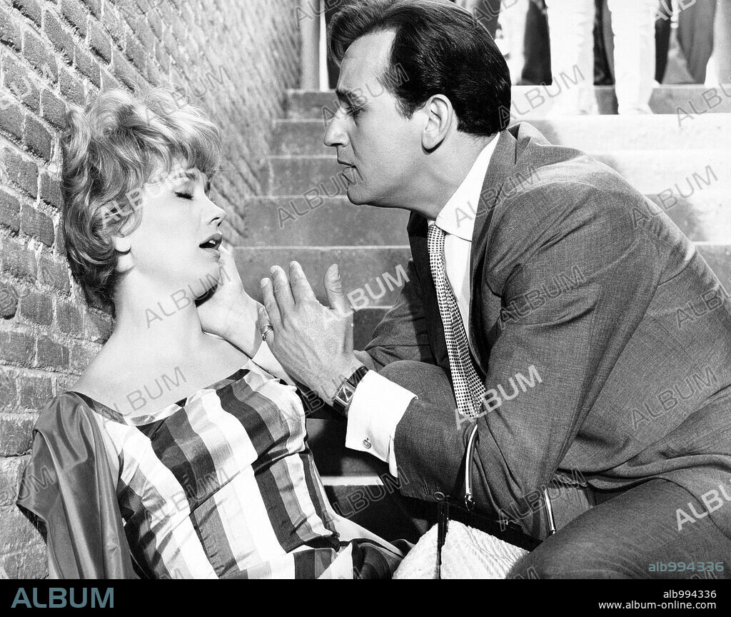 ALBERTO DE MENDOZA y LISELOTTE PULVER en UNA CHICA CASI FORMAL, 1963, dirigida por LADISLAO VAJDA. Copyright FONO FILM.