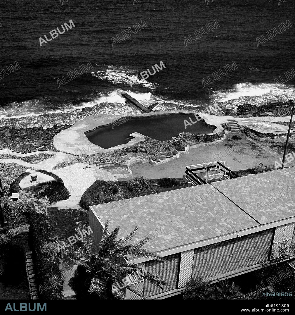 PISCINA DEL PARADOR NACIONAL DE JAVEA JUNTO A UN YACIMIENTO ARQUEOLOGICO - FOTOGRAFIA EN BLANCO Y NEGRO - AÑOS 60.