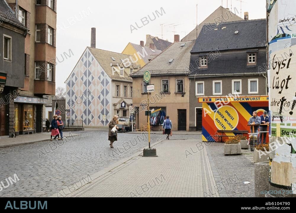 Wurzen (Sachsen), Dr. Otto-Nuschke-Platz.-Straßenszene.-Foto, November 1990.