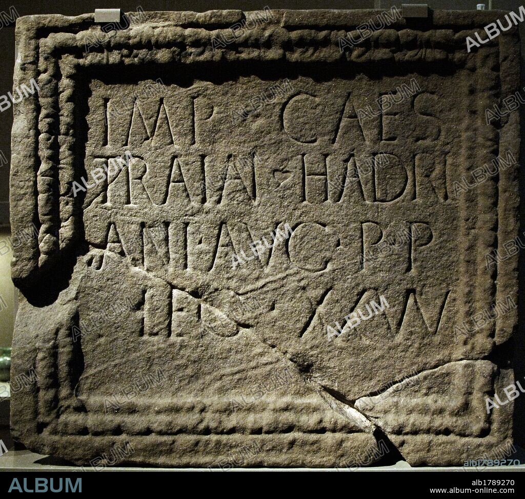 INSCRIPCION ROMANA fechada entre los años 128-138 d. C. Reinado del emperador ADRIANO. La inscripción está traducida como "EMPERADOR CAESAR TRAJANO ADRIANO AUSGUSTO, PADRE DE ESTE PAIS, LA VIGESIMA LEGION VALERIA VICTRIX". Moresby. Cumbria (Inglaterra). Museo Británico. Londres. Inglaterra. Reino Unido.