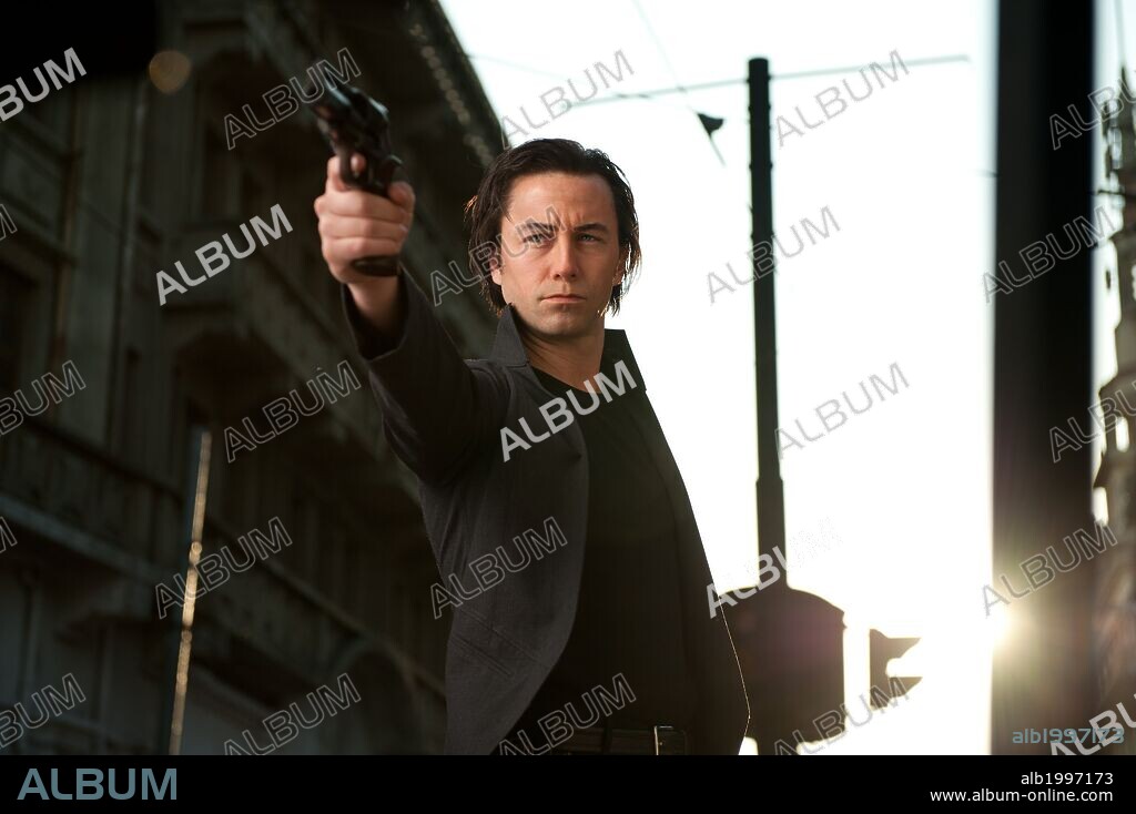 JOSEPH GORDON-LEVITT in LOOPER, 2012, directed by RIAN JOHNSON. Copyright DMG ENTERTAINMENT.