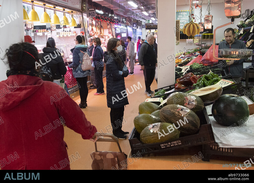 Madrid, 16/04/2020. Galería Comercial Doña Carlota, en el distrito de Puente de Vallecas, durante la crisis del coronavirus. Foto: De San Bernardo. ARCHDC.