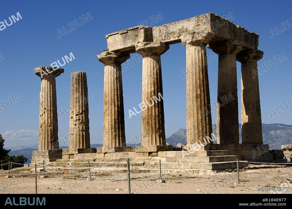 ARTE GRIEGO. GRECIA. RUINAS DE CORINTO. Vista del TEMPLO DE APOLO. Construido hacia el año 540 a. C. sobre las ruinas de un antiguo santuario. De estilo dórico, todavía conserva en pie 7 de sus 38 columnas, en parte arquitrabadas. Provincia de Korinthia. Región del Peloponeso.