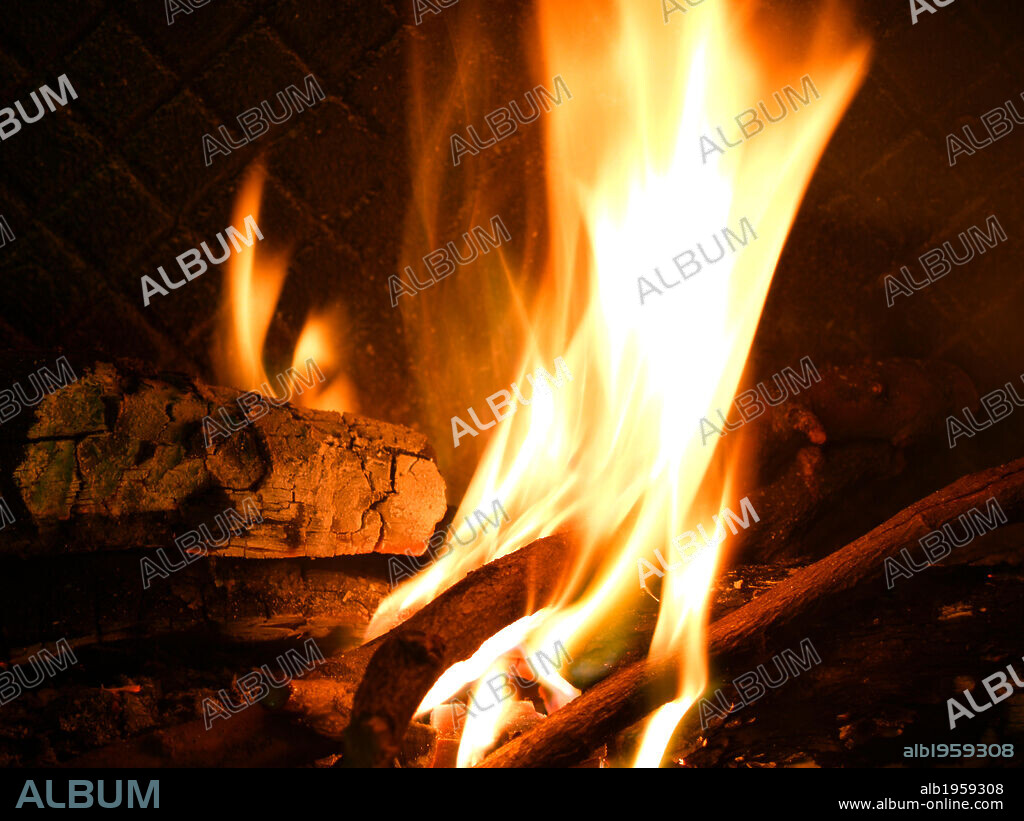 CHIMENEA encendida.
