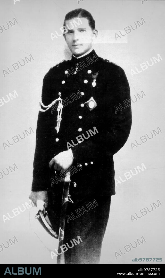 1930 (CA.). Don Juan de Borbón con uniforme de Guardiamarina de la Armada Española, en 1930, cuando ingresó en la Escuela Naval de San Fernando.