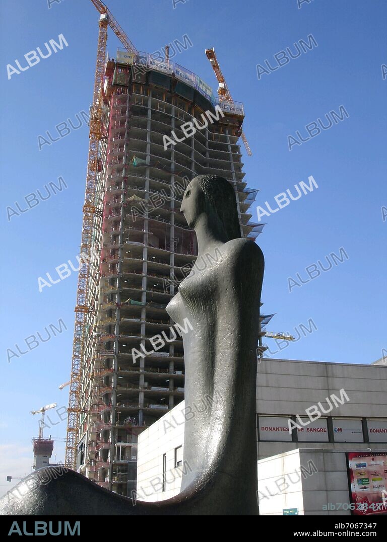 CARLOS FERREIRA DE LA TORRE (1918-1990) ESCULTOR. ESTATUA DE LA PAZ EN LA CIUDAD HOSPITALARIA LA PAZ DELANTE DE CONTRUCCION DE LAS CUATRO TORRES.