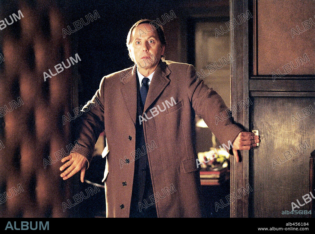 FABRICE LUCHINI in INTIMATE STRANGERS, 2004 (CONFIDENCES TROP INTIMES), directed by PATRICE LECONTE. Copyright PARAMOUNT CLASSICS.