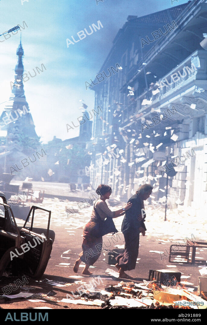 PATRICIA ARQUETTE and U AUNG KO in BEYOND RANGOON, 1995, directed by JOHN BOORMAN. Copyright PLESKOW/SPIKINS / RUBENSTEIN, BILL.