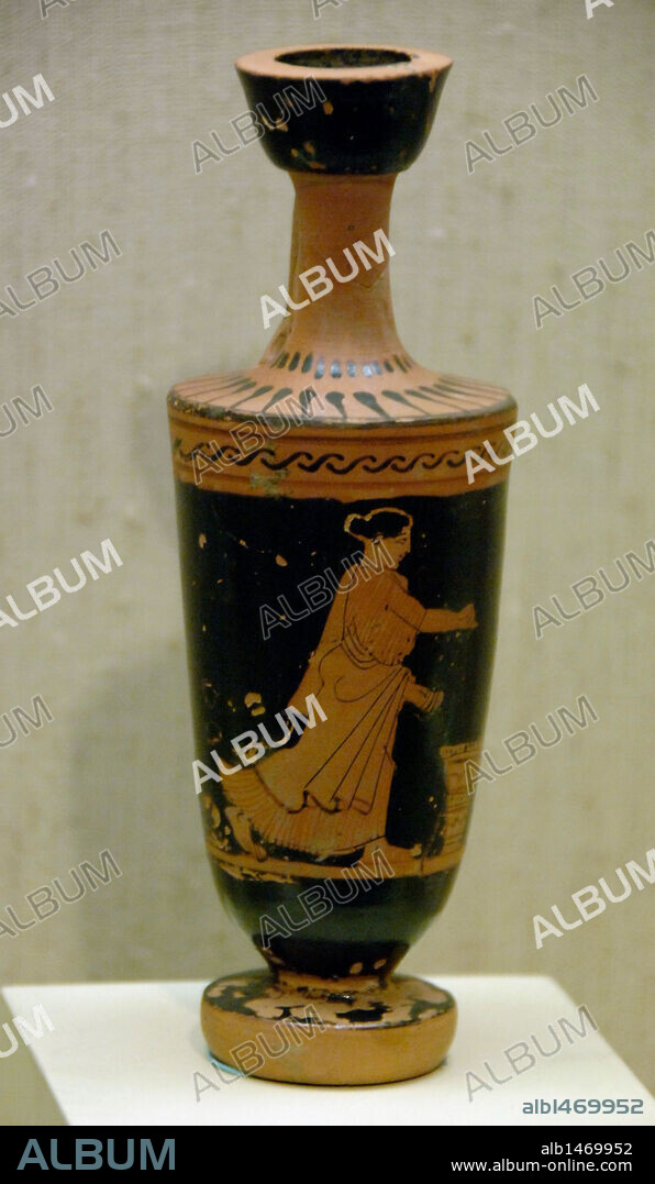 ARTE GRIEGO. GRECIA. LEKYTHOS de figuras rojas con la imagen de una mujer. Fechada entre los años 475-450 a. C. Museo de Arte Cicládico y Griego Antiguo. Atenas. Grecia.