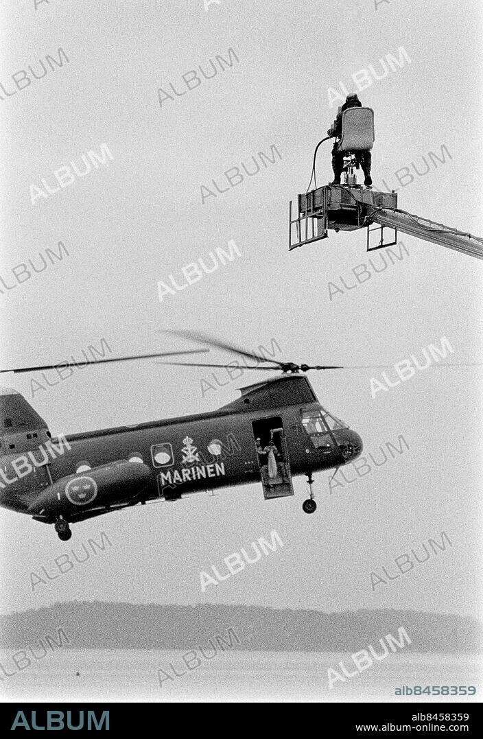 BERGA 1967-02.. Provsändning av färg-TV från Berga helikopterskola. Här ses en helikopter i luften.. Foto: Bo-Aje Mellin / RiR / SVT / Kod: 5600. Notis publ. i RiR 15/67 sid. 54.. RiR 18519 sv/v neg.