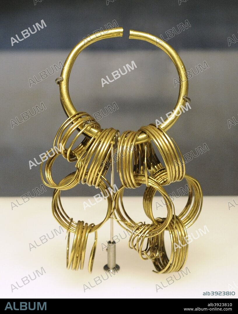 Brazalete con espirales colgantes. Oro. Bronce Antiguo-Medio. Mengíbar (provincia de Jaén) o Extremadura. Museo Arqueológico Nacional. Madrid. España.