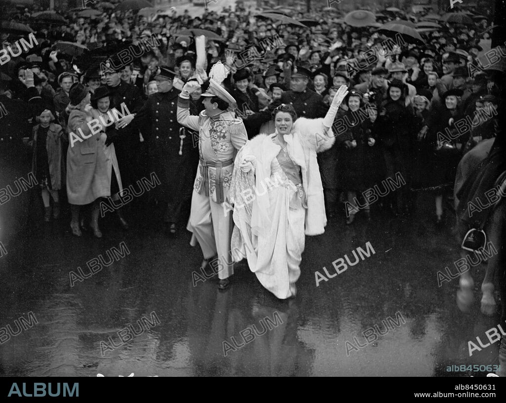 Konung för en natt. Stora teatern. Lars Egge och Isa Quensel visar sig på avenyn . Nov. 1940 . *** Local Caption *** . KAMERAREPORTAGE.