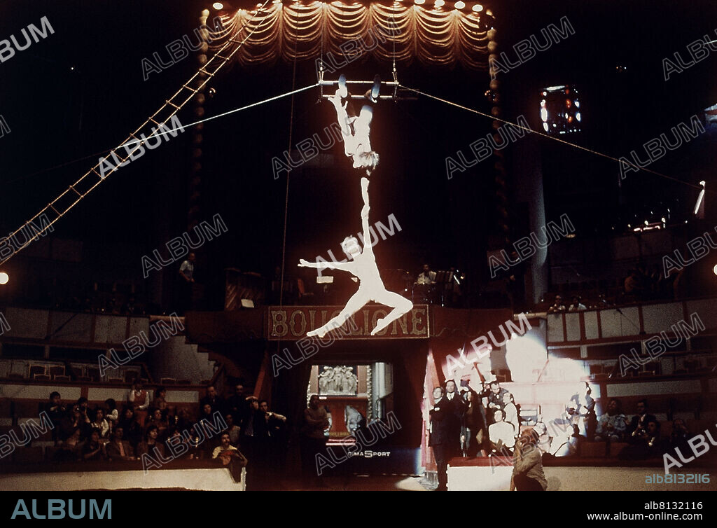 TRAPECISTAS EN EL CIRCO - FOTO AÑOS 60.