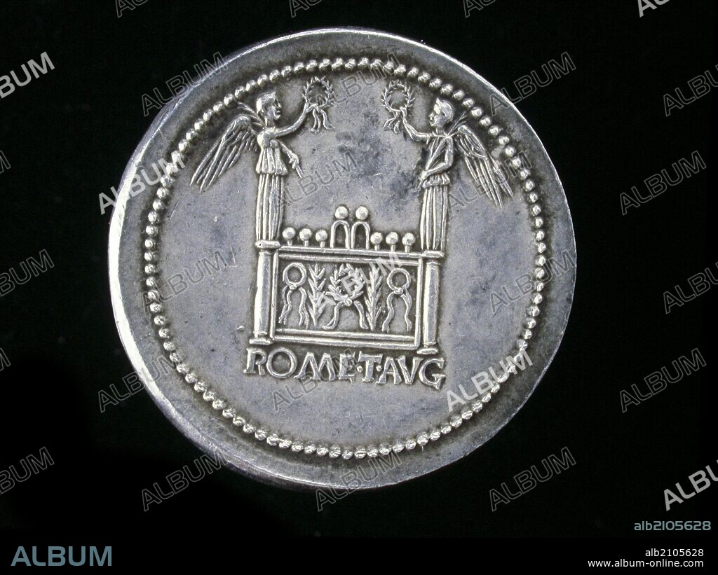 NUMISMATICA. MEDALLA IMPERIO ROMANO. MEDALLON DE PLATA, DE TIBERIO. REVERSO. ALTAR. 10-11 D.C. (DEPOSITO: MUSEO ARQUEOLOGICO NACIONAL).