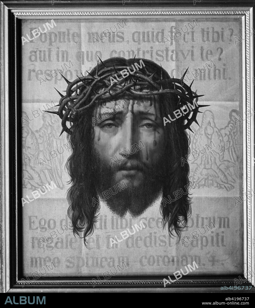 Magic lantern slide circa 1900.Victorian. Popule meus, quid feci tibi? Quid peccavimus in te? Exaudi me! Ego dedi tibi sceptrum regale: et tu positis super caput meum et plectentes spineam coronam.My people, what have I done to you? How have I offended you? Answer me! I gave you a royal sceptre and you have placed on my head a crown of thorns. Painting or drawing of Christs head with the latin words in the background. Jesus with a crown of thorns on his head bleading.