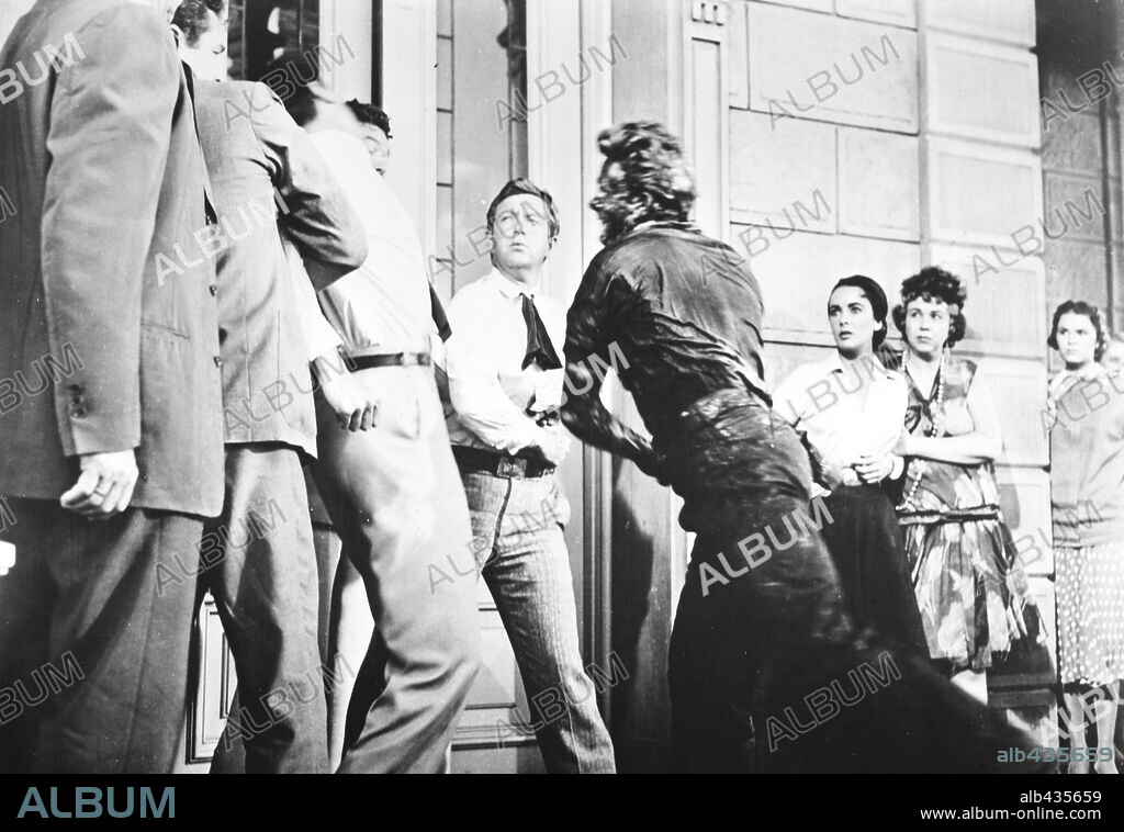 ELIZABETH TAYLOR und JAMES DEAN in GIANT, 1956, unter der Regie von GEORGE STEVENS. Copyright WARNER BROTHERS.