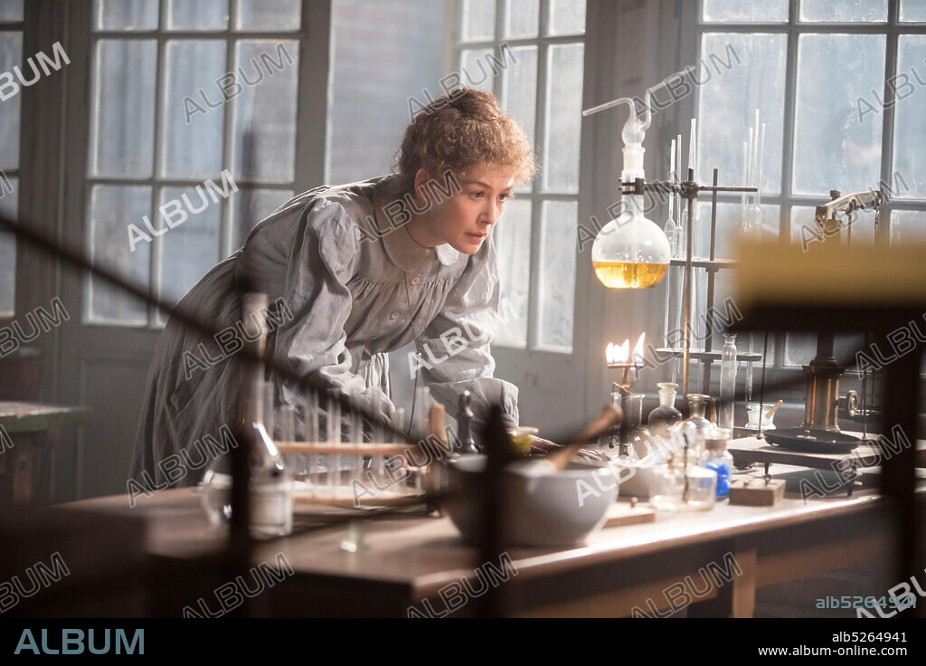ROSAMUND PIKE dans RADIOACTIVE, 2019, réalisé par MARJANE SATRAPI. Copyright StudioCanal / Working Title Films / Amazon Studios.