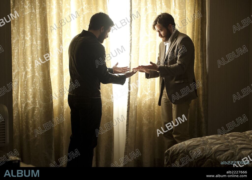 JAKE GYLLENHAAL en ENEMY, 2013, dirigida por DENIS VILLENEUVE. Copyright RHOMBUS MEDIA.