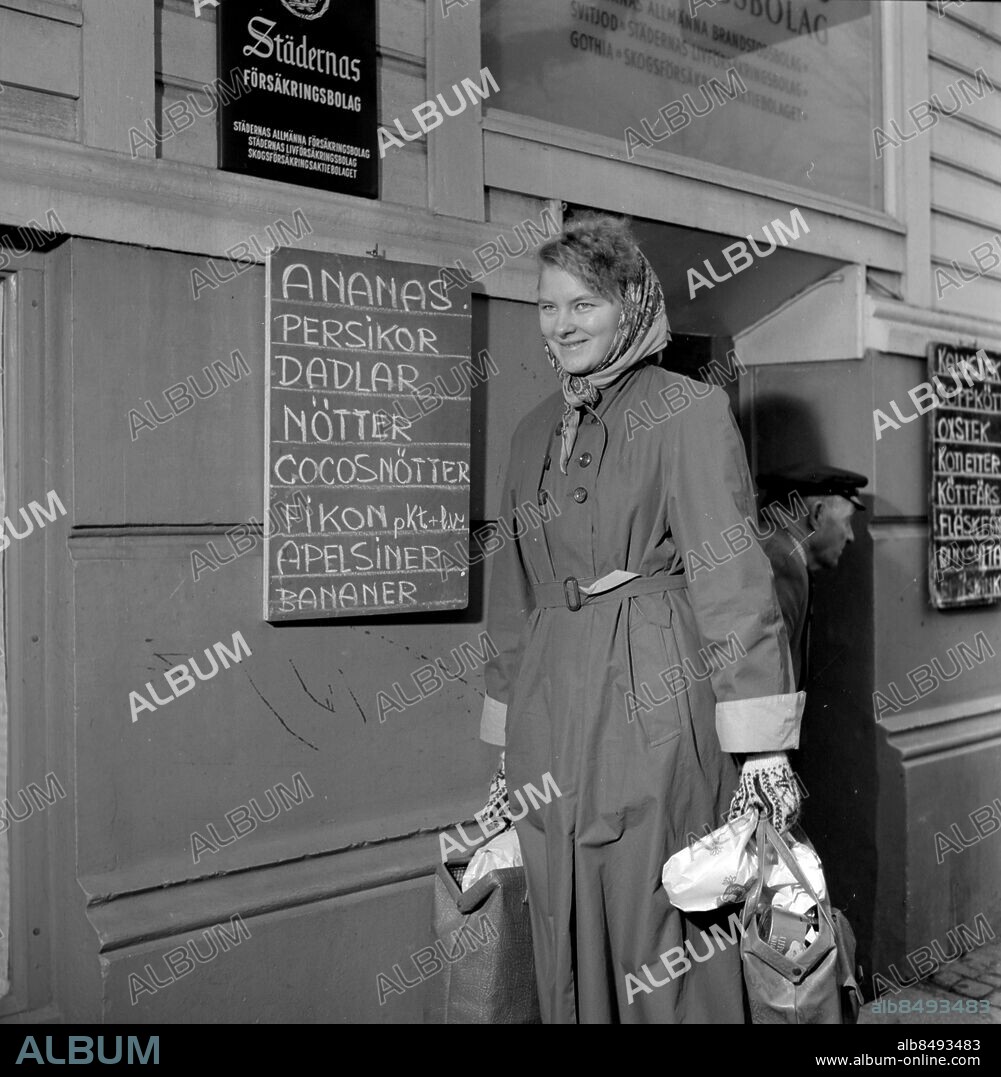 Strömstad - Bohuslän - december 1953 - Gränshandel - svenskar åker till Norge och handlar - och norrmän till Sverige i samma ärende -. *** Local Caption *** TC-H244. THURE CHRISTIANSSON.