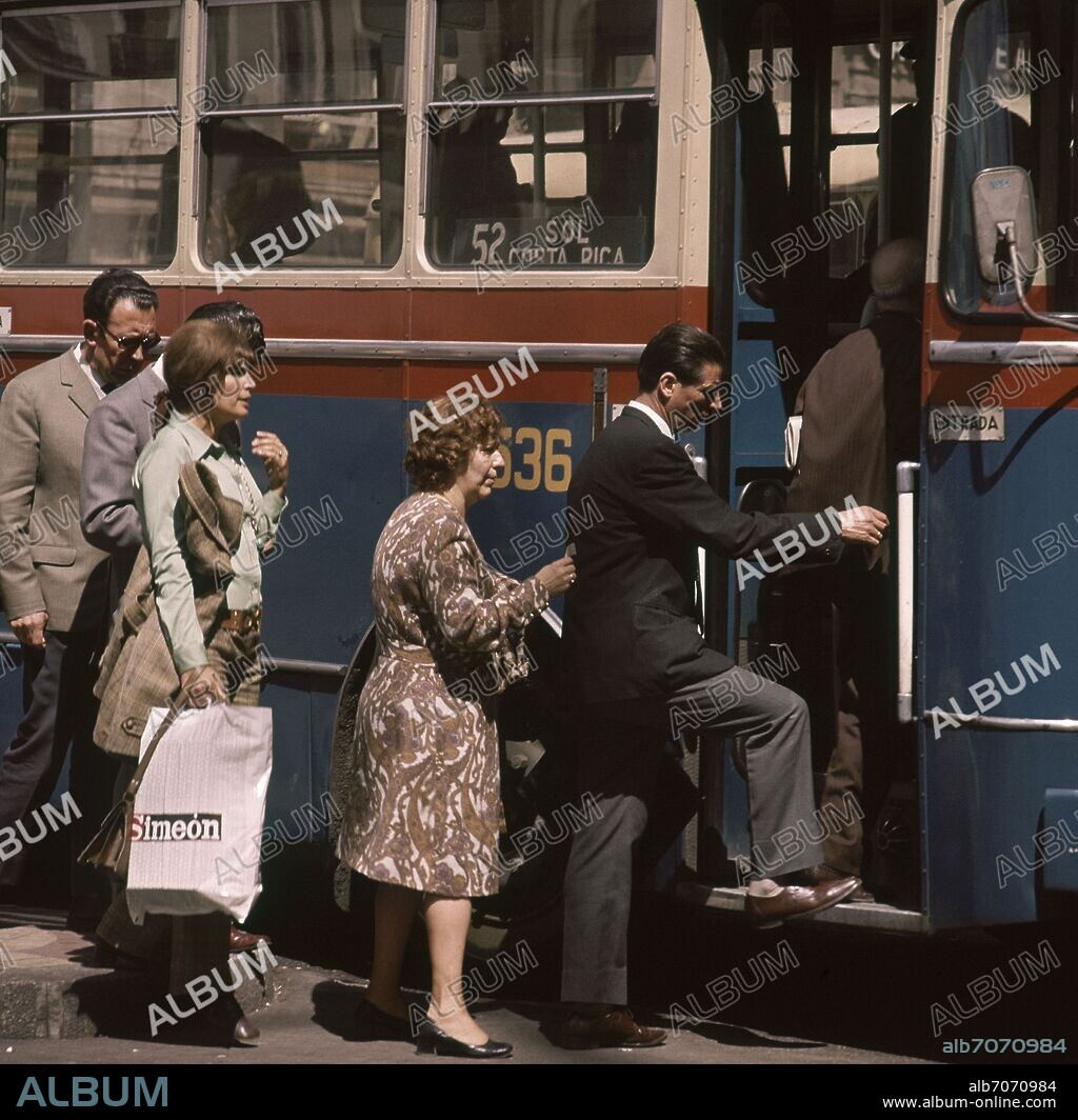 GENTE SUBIENDO AL AUTOBUS.