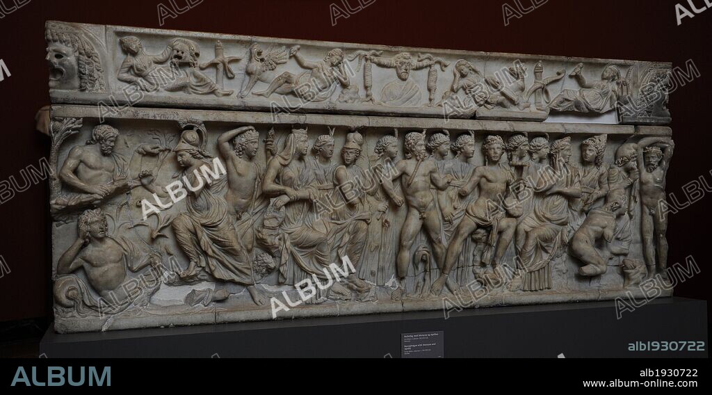 ARTE ROMANO. SARCOFAGO. Detalle con los relieves que escenifican en enfrentamiento en un concurso de música entre APOLO y el sátiro MARSIAS, que tocaba la Aulos (doble flaua). Las jueces fueron las musas. Sidón, Líbano. 200-210 d. C. MUSEO CARLSBERG GLYPTOTEK. Copenhague. Dinamarca. Norte Europa.