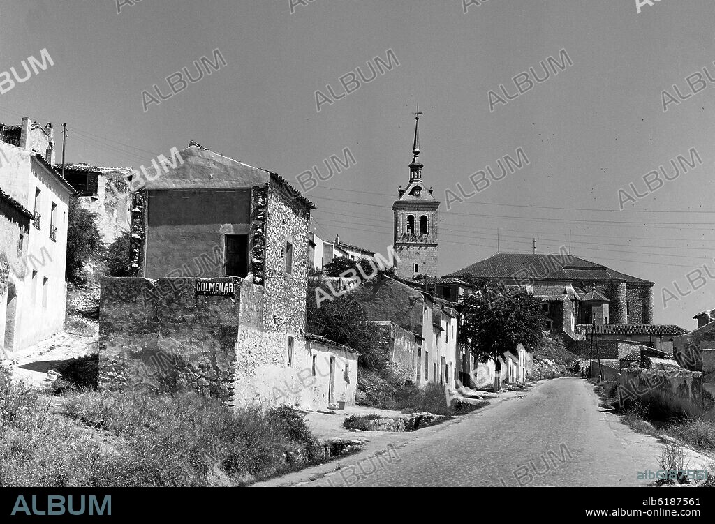 CARRETERA COMARCAL QUE ATRAVIESA COLMENAR DE OREJA - FOTOGRAFIA EN BLANCO Y NEGRO - AÑOS 60.