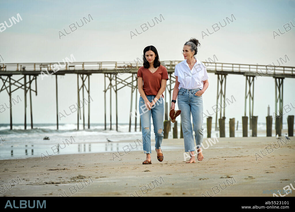 ANDIE MacDOWELL y EMMA PASAROW en DÉJATE LLEVAR, 2022 (ALONG FOR THE RIDE), dirigida por SOFIA ALVAREZ. Copyright Screen Arcade.
