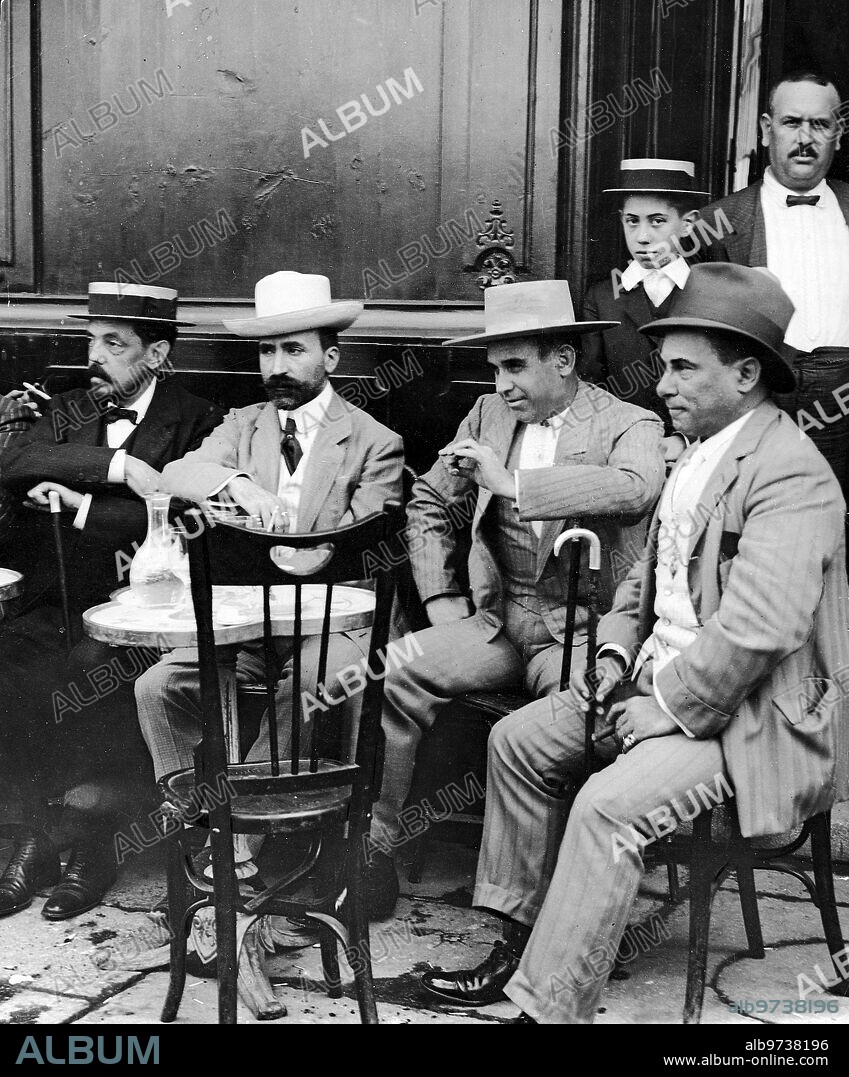 October 1908. Guerrita with the actor José Moncayo (To his Left) and the president of the Guerrita club, Rafael González (To his Right).