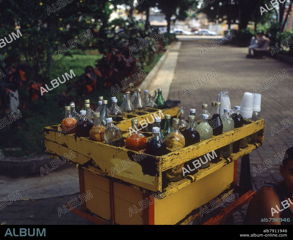 PUESTO AMBULANTE DE VENTA DE HELADOS GRANIZADOS DE SABORES - FOTO AÑOS 90.