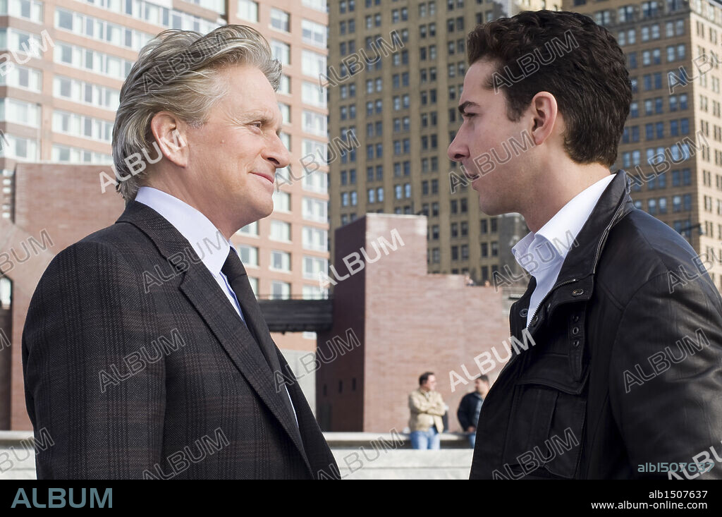 MICHAEL DOUGLAS y SHIA LABEOUF en WALL STREET: EL DINERO NUNCA DUERME, 2010 (WALL STREET: MONEY NEVER SLEEPS), dirigida por OLIVER STONE. Copyright EDWARD R. PRESSMAN FILM.