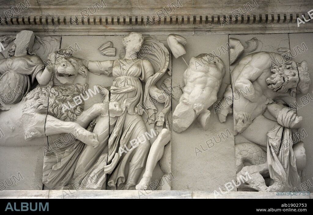 ARTE GRIEGO-HELENISTICO. ASIA MENOR. "ALTAR DE ZEUS O ALTAR DE PERGAMO". Mármol y piedra caliza. Fue construído por orden de Eumenes II Sóter (197-159 a. C.), entre los años 164 y 156 a. C. Los relieves fueron realizados por artistas de la escuela de Pérgamo, en estio Helénico barroco. GIGANTOMAQUIA. FRISO SUR: " Rea o Cibeles a lomos de un leóne entrando en la batalla. A su lado Adrasteia. Los otros presonajes están sin identificar". S. II a. C. Museo de Pérgamo (Islas de los Museos). Berlín. Alemania. Europa.