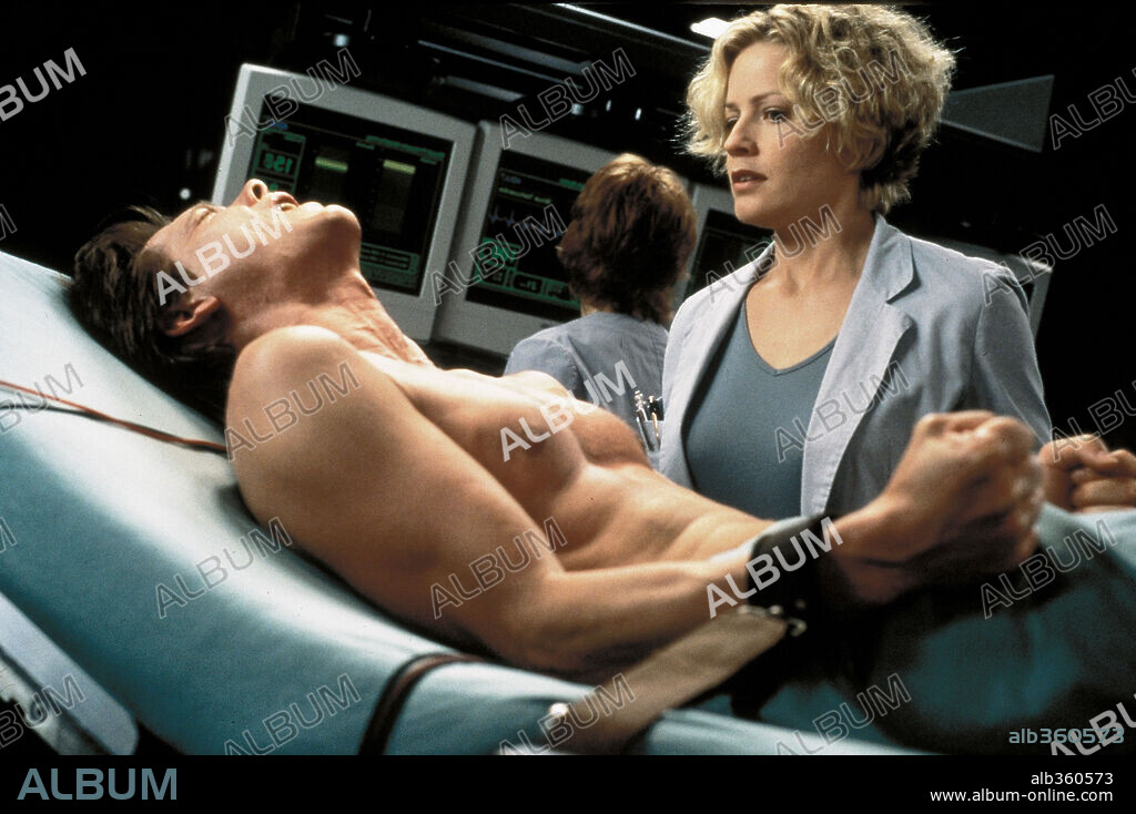 ELISABETH SHUE y KEVIN BACON en EL HOMBRE SIN SOMBRA, 2000 (HOLLOW MAN), dirigida por PAUL VERHOEVEN. Copyright COLUMBIA PICTURES / VAUGHAN, STEPHEN.
