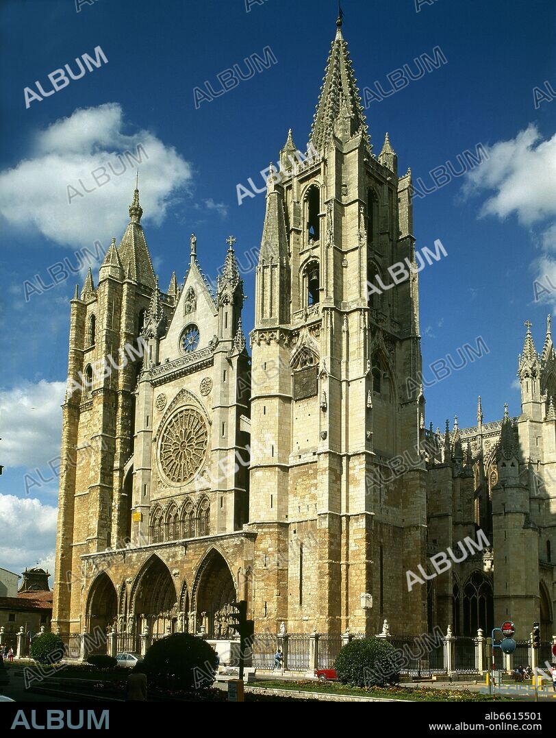 FACHADA PRINCIPAL DE LA CATEDRAL DE LEON INICIADA EN 1255 - GOTICO ESPAÑOL.