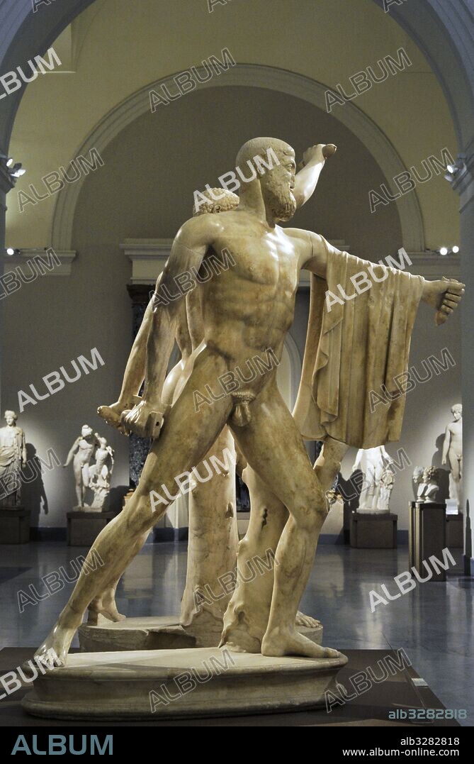 Grupo de los Tiranicidas. Grupo escultórico con la representación de Harmodio y Aristogitón, asesinos del tirano Hiparco de Atenas. Obra griega, transición entre el estilo arcaico griego y el severo. Autores: Ekritios y Nesiotes. Copia romana del siglo II d. C. Mármol. Museo Arqueológico Nacional. Nápoles. Italia.