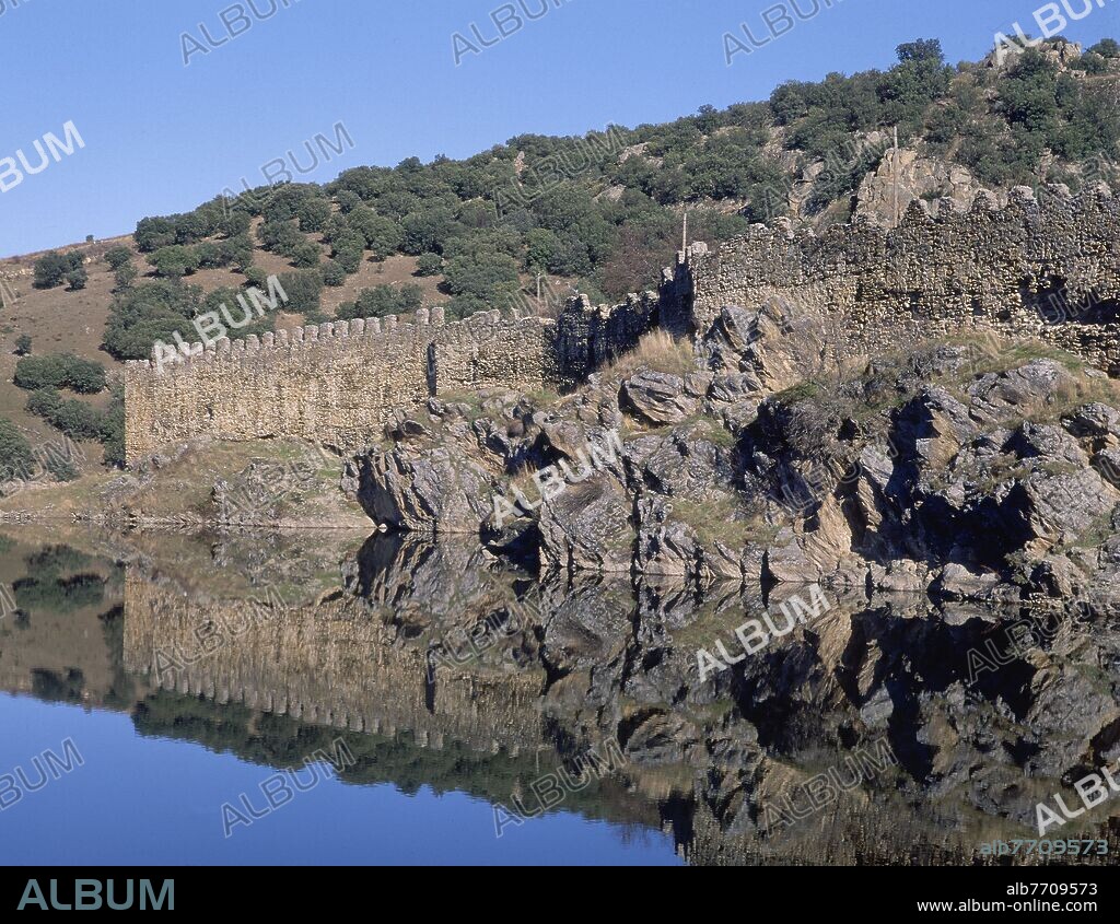 MURALLAS REFLEJADAS EN AGUAS EMBALSE DE PUENTES VIEJAS.