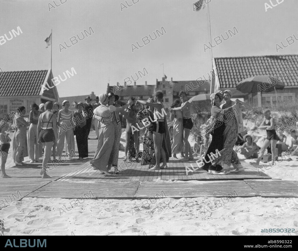 FALSTERBO 1920-tal.. Utan bildtext. Not. Falsterbo Anm. Dans på stranden Trätrallar Danspar Badplats CD342 sites: FALSTERBO;SVERIGE.