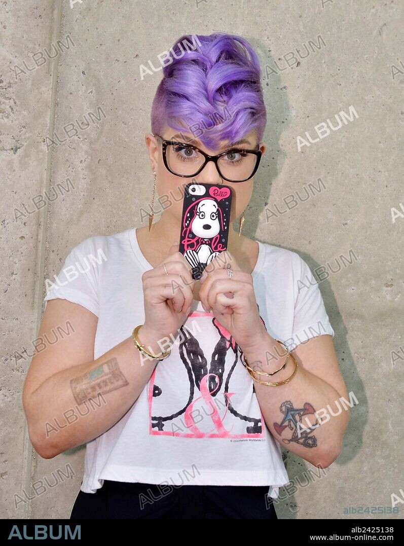 E! 's Fashion Police fashionista Kelly Osbourne attends San Diego Comic-Con with Snoopy and his sister Belle, who is having a fashion moment. 26/07/2014