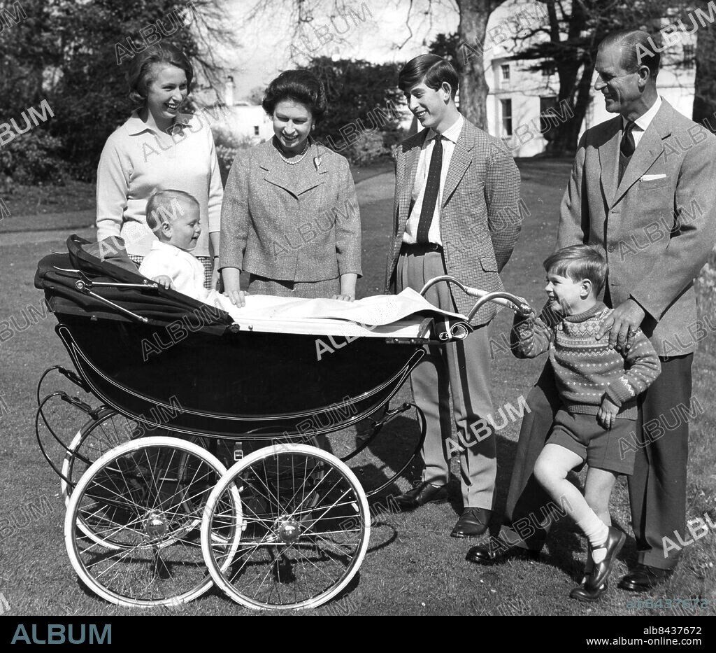 ARKIV 1965 - Bonnierarkivet. Engelska kungafamiljen. Från vänster prinsessan Anne, drottning Elizabeth, prins Charles, hertig Philip, prinsarna Edvard och Andrew. Foto: TT Kod: 190 . COPYRIGHT SCANPIX SWEDEN.