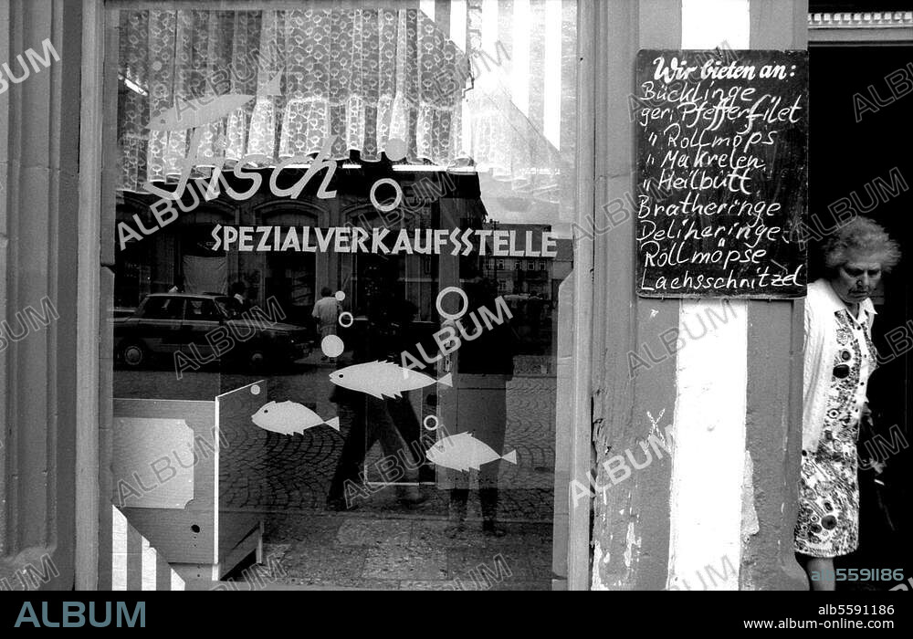 Handel / Lebensmittel. Schaufenster einer Fischhandlung in Hildburghausen (DDR). Foto, 1990.