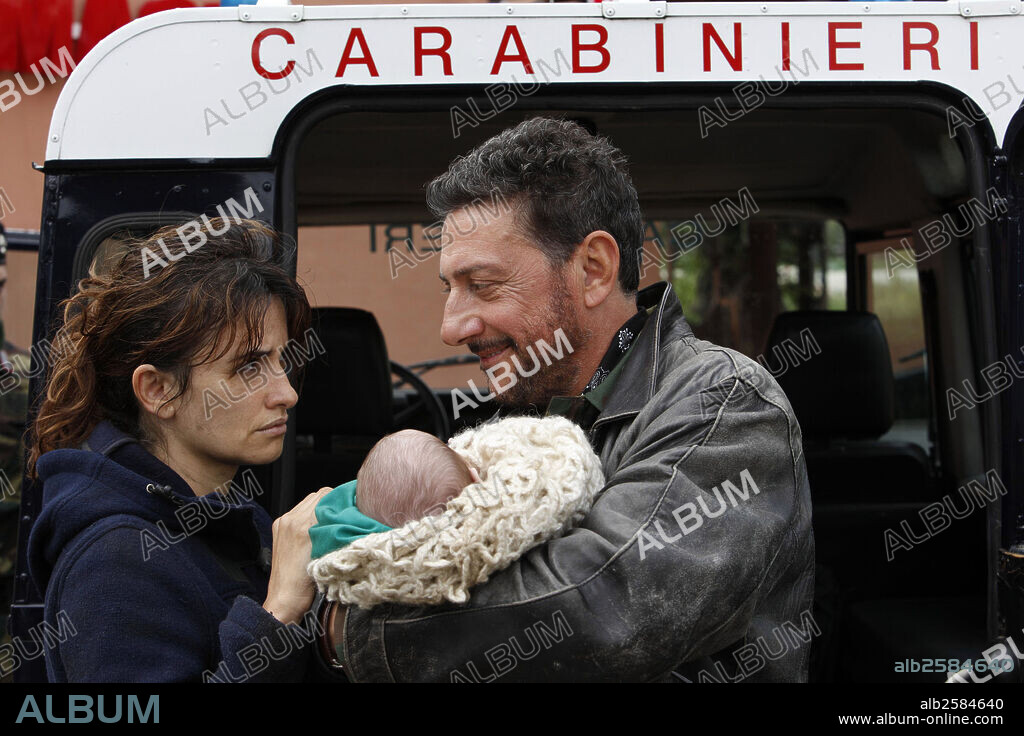 PENELOPE CRUZ y SERGIO CASTELLITTO en VOLVER A NACER, 2012 (VENUTO AL MONDO), dirigida por SERGIO CASTELLITTO. Copyright MEDUSA FILM.