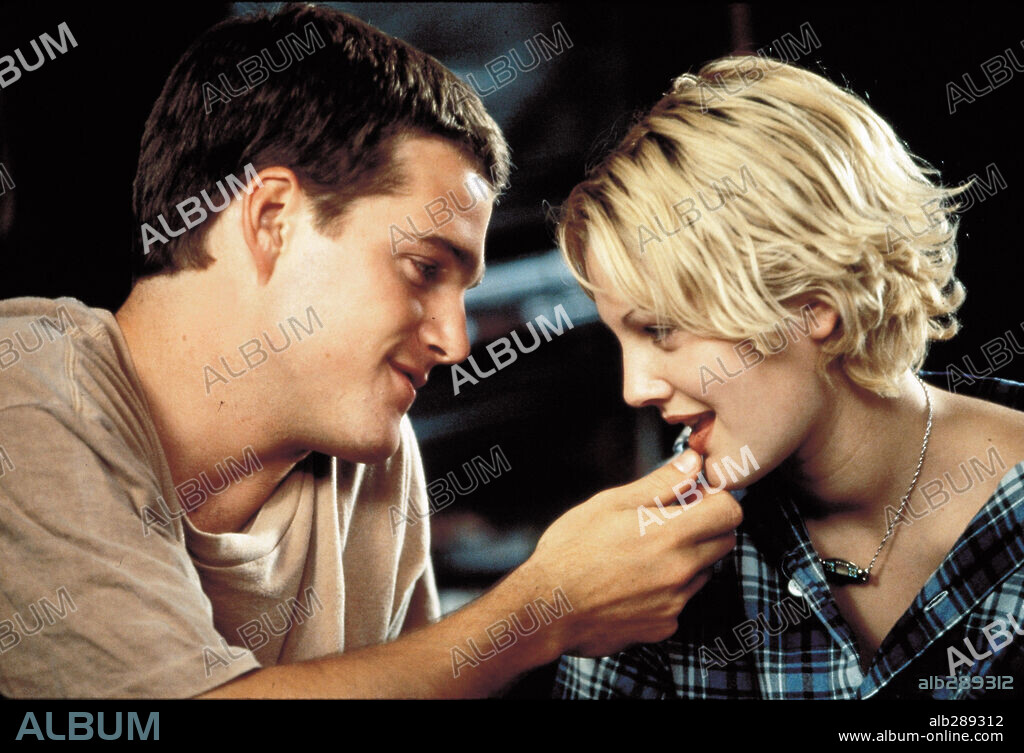 CHRIS O'DONNELL and DREW BARRYMORE in MAD LOVE, 1995, directed by ANTONIA BIRD. Copyright TOUCHSTONE PICTURES / MARSHAK, BOB.