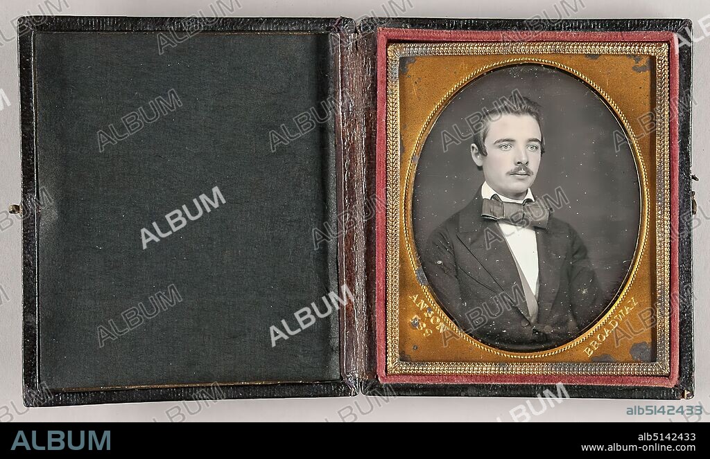 Rufus Anson, portrait of a young man, daguerreotype, image size : height: 7,00 cm; width: 5,70 cm, dry stamp: recto and on passepartout: ANSON, 589, BROADWAY; recto and left on plate: ANSON, numbered: verso upper left on case: in black ink on label: D.S. 482, portrait photograph, man, bust, three-quarter view.