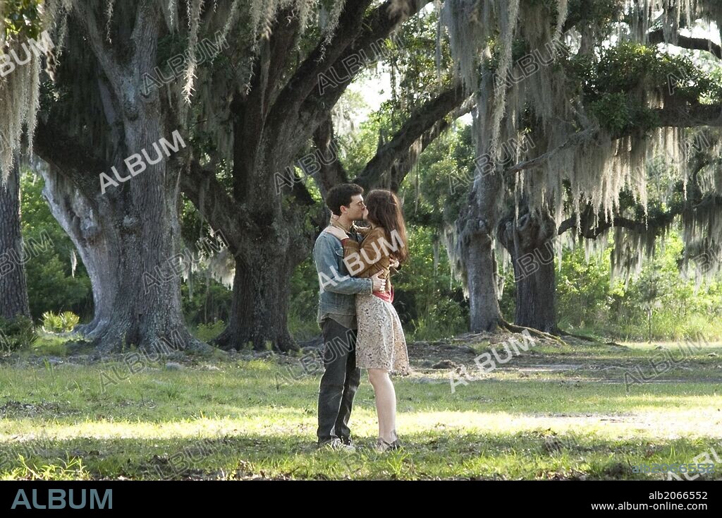 ALDEN EHRENREICH and ALICE ENGLERT in BEAUTIFUL CREATURES, 2013, directed by RICHARD LAGRAVENESE. Copyright WARNER BROS.