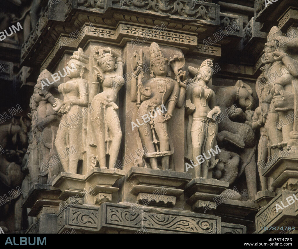 DET RELIEVE DEL DIOS SIVA RODEADO DE NINFAS -.