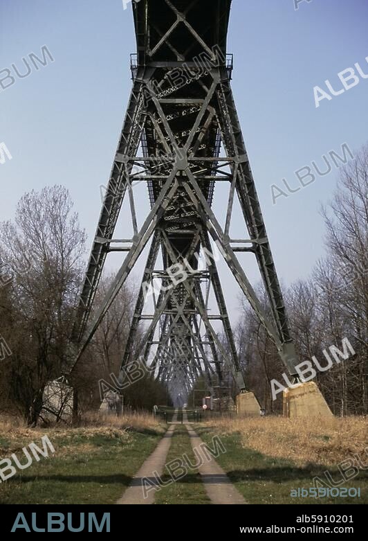 Hochdonn (Schleswig-Holstein), Hochbrücke Hochdonn (Eisenbahnbrücke über den Nord-Ostsee-Kanal; erbaut 1913-1920, Länge 2.218 m). Teilansicht: Stahlträger. Foto, undat.
