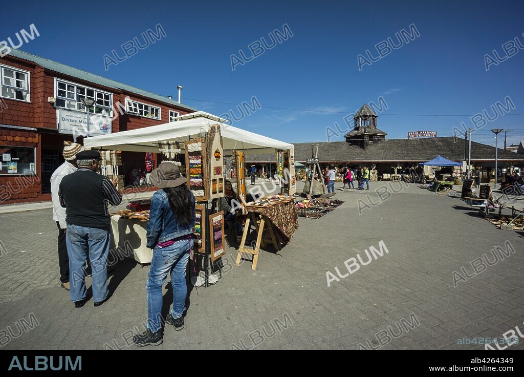 mercado artesanal de productos tipicos, Dalcahue, archipiélago de Chiloé ,provincia de Chiloé ,región de Los Lagos,Patagonia, República de Chile,América del Sur.