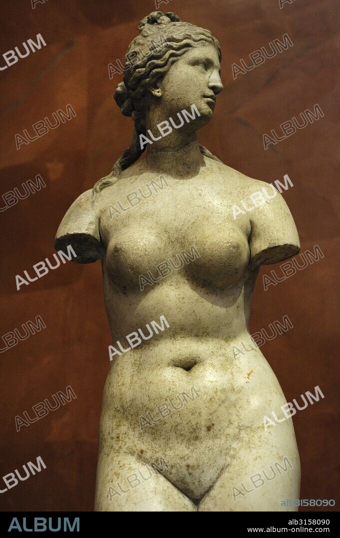 Arte griego. Afrodita (Venus Táuride o Tauris). Trabajo griego del siglo II a. C. (?). Mármol. 1,67 m. Escultura de la diosa en el baño con columna a la derecha. Lleva el nombre de Tauride (Tavrichesky) palacio de S. Petersburgo donde estaba expuesta. Encontrada en Roma en 1719. Museo del Hermitage (The State Hermitage Museum). San Petersburgo. Rusia.